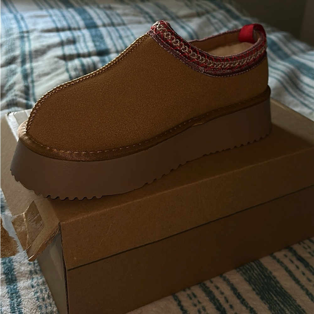 Platform Slip-On Shoe in Tan with Red Trim SIZE: 41